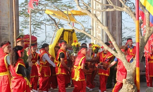 Du khách về đền thiêng nhất xứ Nghệ dự Lễ hội đua thuyền