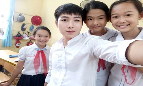 Thêm một thầy giáo đẹp trai khiến học sinh Việt mê mẩn