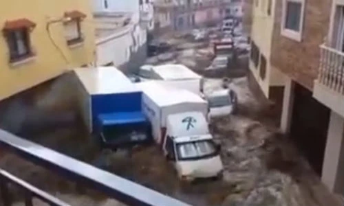Lũ quét kinh hoàng cuốn ô tô "nhẹ như không" trên phố