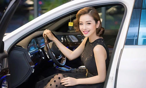 Jennifer Phạm “đọ sắc” cùng xế sang Mercedes giá 3,8 tỷ