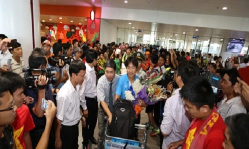 U23 Việt Nam trở về trong vòng vây của hàng trăm fan
