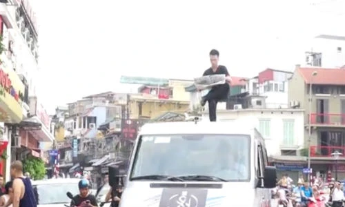 Clip ảo thuật gia Việt ngồi lơ lửng trên không đọc báo