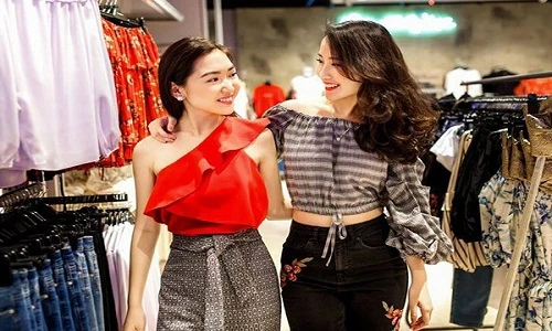 Cuộc sống như mơ của đôi bạn thân con nhà giàu VN