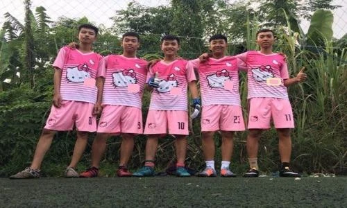 Đội bóng nam "yêu màu hồng" khiến ai cũng phải cười