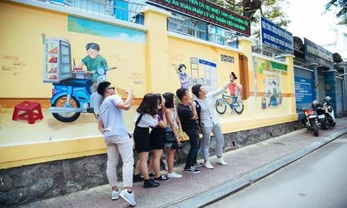 Giới trẻ SG bất ngờ với những mảng tường đầy sắc màu