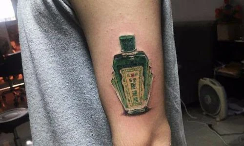 Chai "dầu gió quốc dân" và những hình xăm dụng cụ đáng yêu