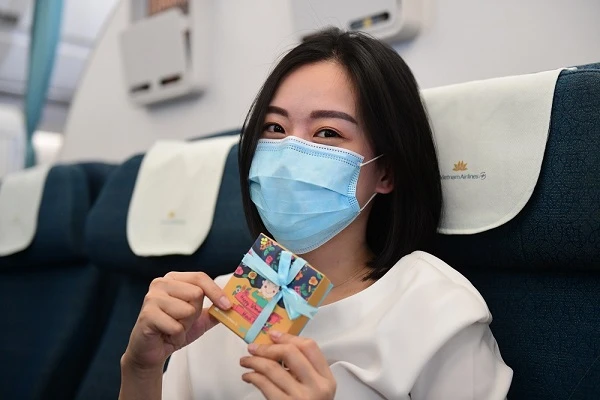 Hội chị em thích thú với món quà 8/3 từ trên trời