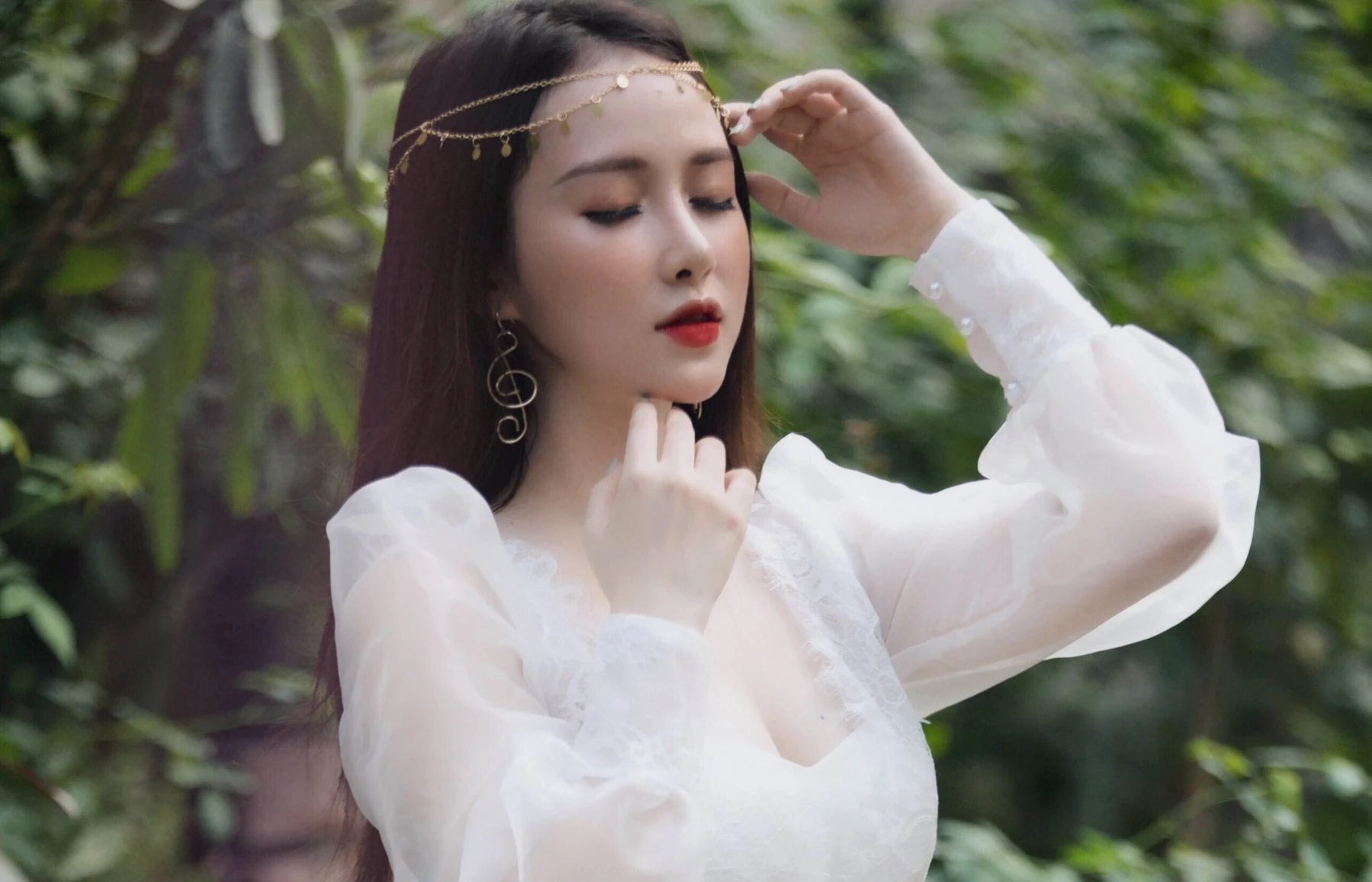 Ngoài tài năng "cô giáo" dạy trang điểm gây sốt mạng vì lý gì này