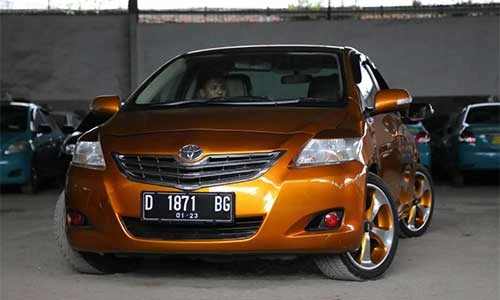 Xe sedan Toyota Vios 2 đầu độc nhất thế giới tại Indonesia