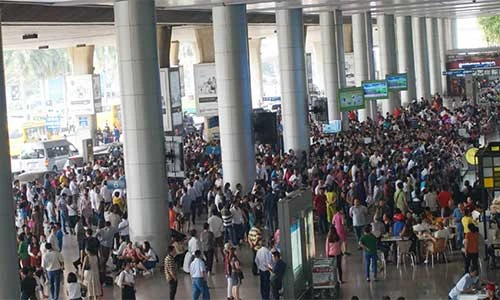 Tân Sơn Nhất ngột ngạt: 10 người đón 1 người về Tết