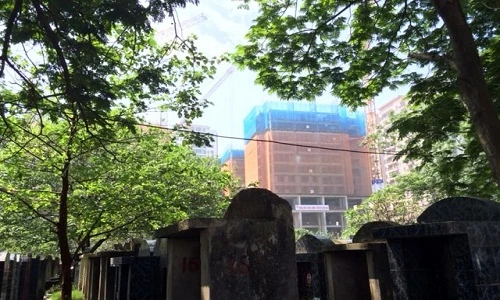 Rùng mình chung cư view nghĩa trang đầy rẫy ở Hà Nội