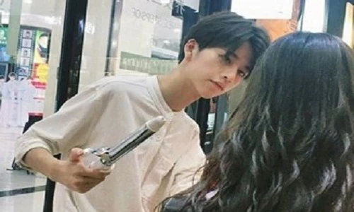 Bị chụp lén, chàng thợ cắt tóc đẹp trai bỗng nhiên nổi tiếng