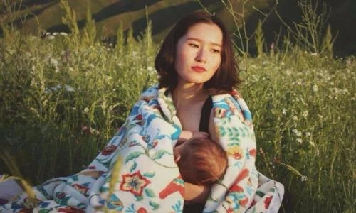 Nhan sắc tiểu thư Kyrgyzstan gây tranh cãi vì ảnh cho con bú