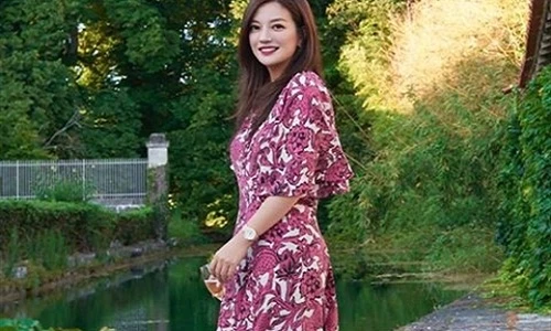 Triệu Vy khoe lâu đài trồng nho khủng 400 năm tuổi ở Pháp