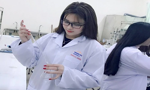 Khoe ảnh lần đầu thực hành thí nghiệm, nữ sinh Y Dược gây "bão"