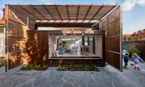 Biệt thự hướng Tây mát rượi với mặt tiền nan chớp