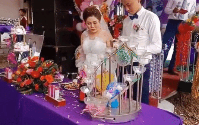 Bật rượu làm 'tím mắt' cô dâu, chú rể bị netizen chỉ trích Bat ruou lam 'tim mat' co dau, chu re bi netizen chi trich
