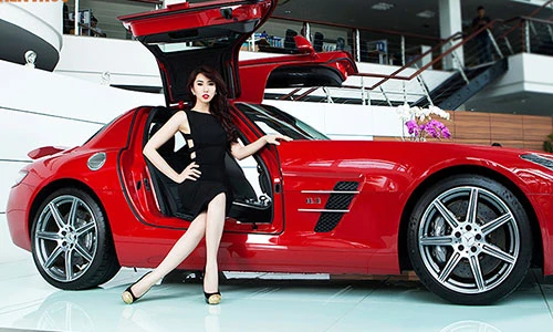 Thúy Ngân "Gạo nếp gạo tẻ" đọ dáng Mercedes-Benz SLS