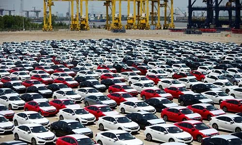 Ôtô nhập nguyên chiếc ùn ùn về Việt Nam “tháng cô hồn“