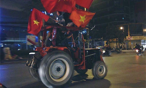 Dàn xe "hàng độc" trắng đêm cổ vũ Việt Nam vô địch