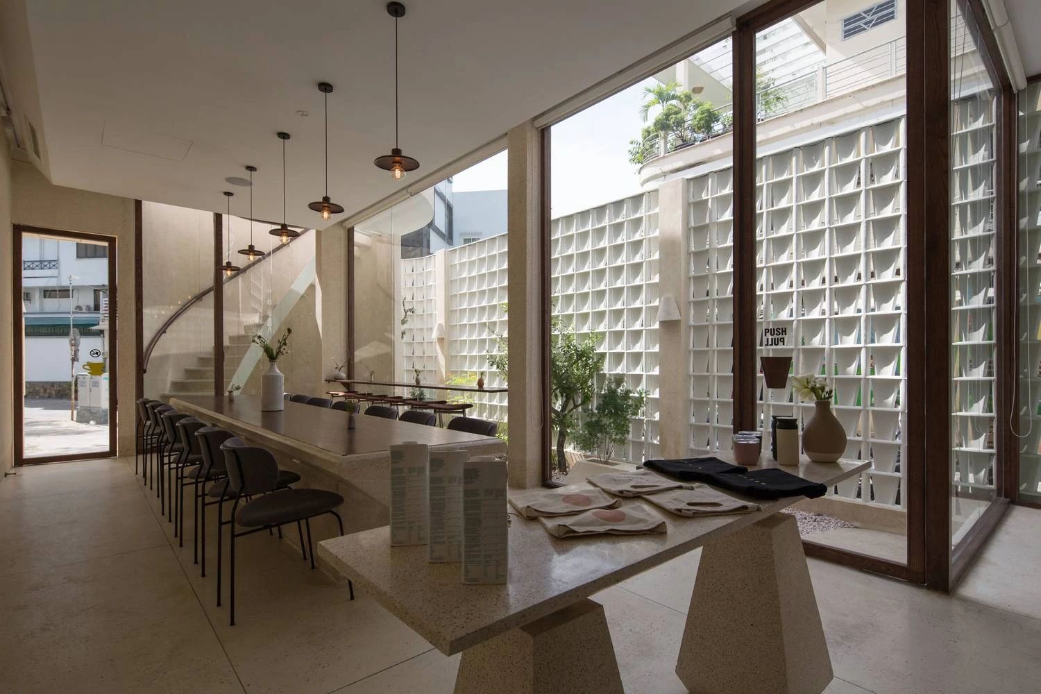 Choáng ngợp nhà cổ cải tạo thành quán cà phê thanh lịch giữa Sài Gòn