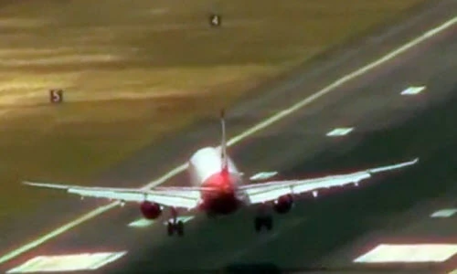 “Xé gió” hạ cánh ở sân bay nguy hiểm nhất thế giới