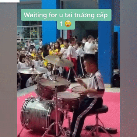 Be trai choi trong band cuc chuyen nghiep, khuay dong ca san truong