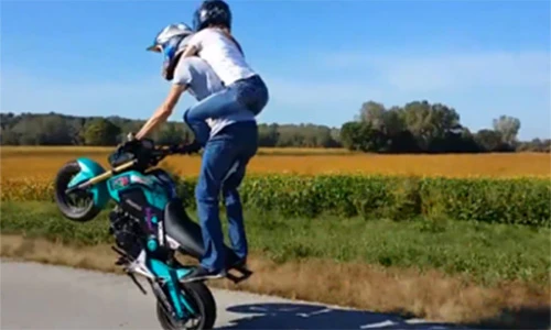 Biker cõng "hot girl" làm xiếc trên minibike Honda MSX