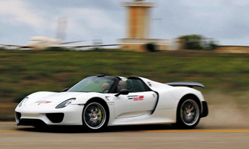 Siêu xe Porsche của tỷ phú Anh gây tai nạn cho 28 người