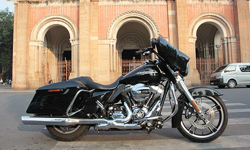 “Xế nổ” Harley Street Glide trị giá tiền tỷ trên phố Việt