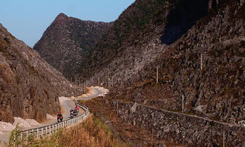 Phượt xe máy, vượt cao nguyên đá khám phá chợ Đồng Văn