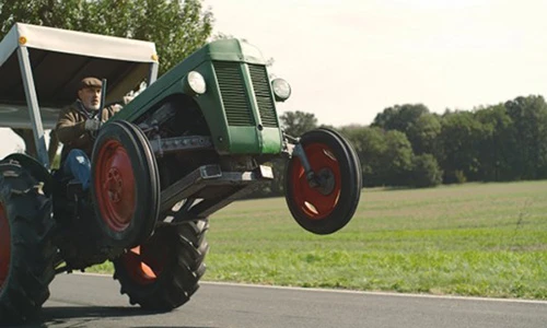 Mục sở thị nông dân Đức lái máy cày "cực hot"