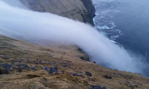 Cảnh sương mù chảy như thác nước ma mị khó tin