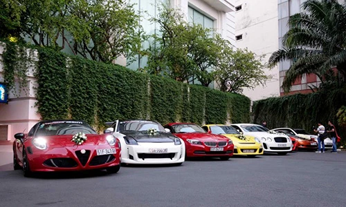Dàn siêu xe tiền tỷ rước dâu gây “náo loạn” Sài Gòn