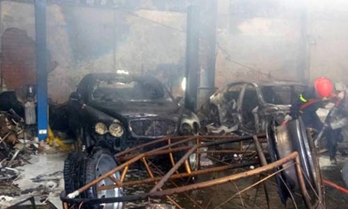 Dàn ôtô chục tỷ cháy rụi trong tháng “củ mật” tại TP HCM