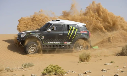 Dàn ôtô, xe máy “đốt cháy” sa mạc tại Monster Energy 