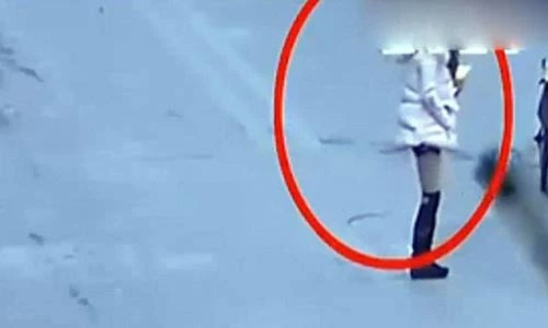 Ngắm váy ngắn, chân dài - lái xe gây tại nạn thảm khốc