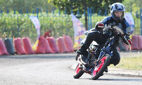 Những cô gái đầu tiên "nài cứng" môtô trên đường đua Việt