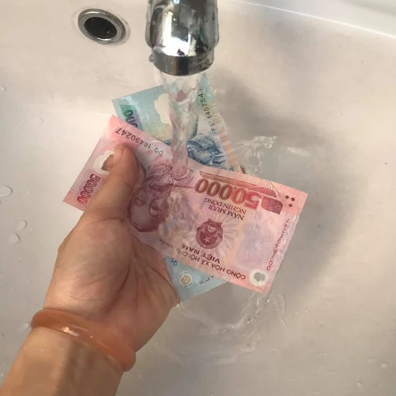 Rửa tiền thừa sau khi đi chợ: Sạch sẽ thái quá hay làm trò sống ảo?