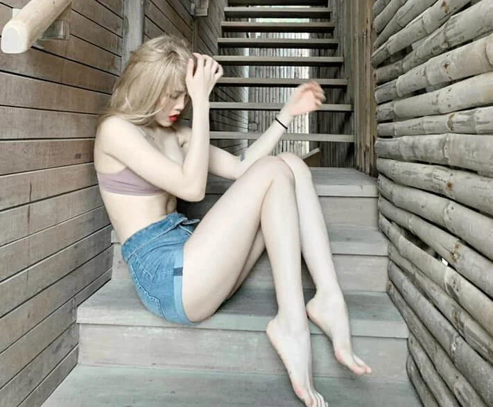 Bạn gái tin đồn Sơn Tùng M-TP khoe "body nóng bỏng" đốt mắt CĐM