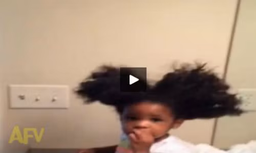 Chết cười xem bố cột tóc cho con gái