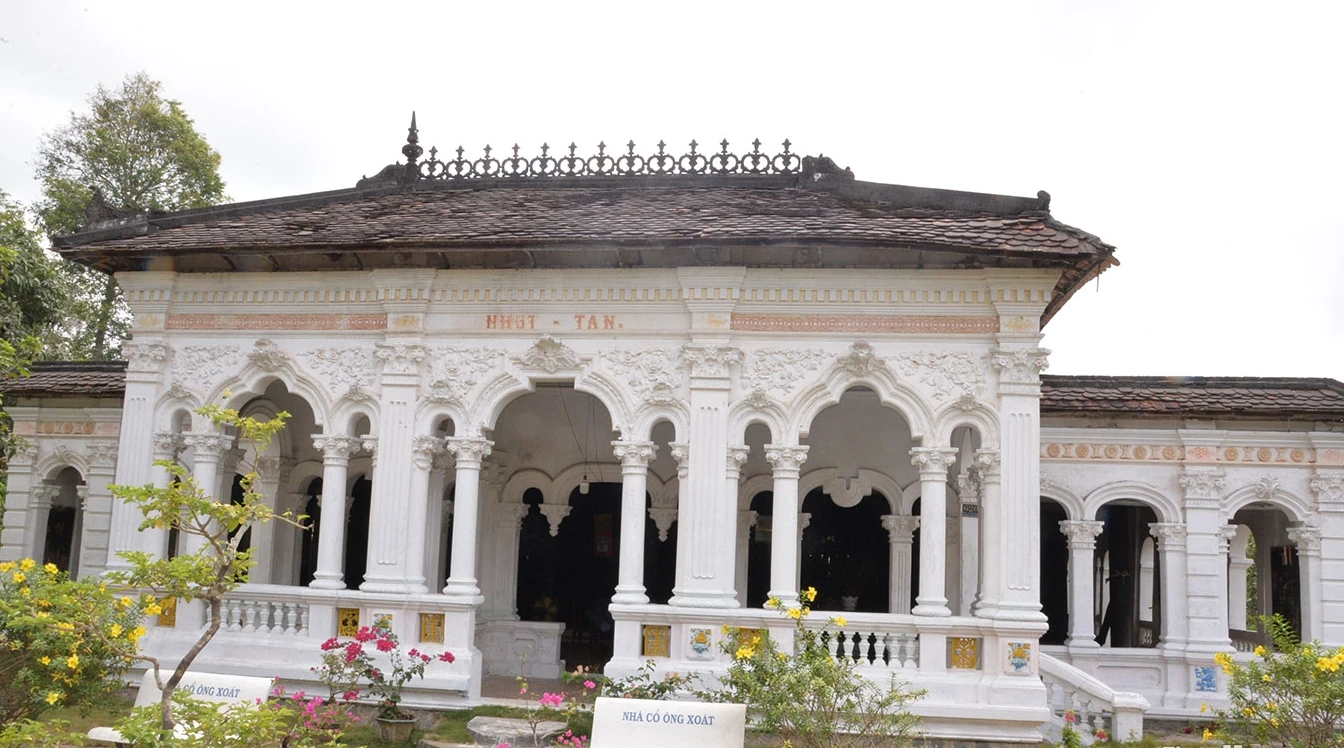 Khám phá nhà cổ 200 năm đẹp nức tiếng ở miền Tây