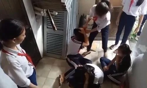 Bức xúc clip 2 nữ sinh lớp 9 đánh gục đàn em
