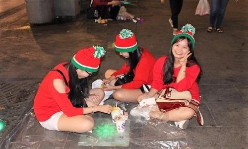 Người Sài Gòn mặc ấm, dạo phố đêm tận hưởng ngày trở lạnh