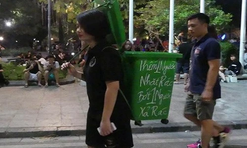 Cặp đôi đeo thùng đi "xin rác" tại phố đi bộ là ai?