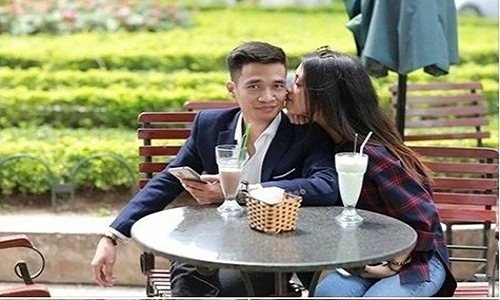 "Bóng hồng" hôn má Lệ Rơi gây đồn đoán 