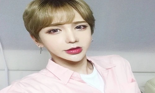 Chàng trai Hàn Quốc kiếm bội tiền nhờ khuôn mặt búp bê