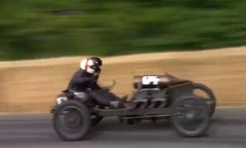 Màn đua tốc độ ngoạn mục của xe cổ 110 tuổi