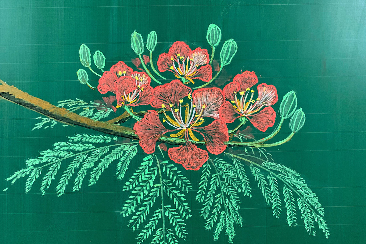 Phụ nữ sinh tháng Âm lịch này không chỉ có vẻ ngoài quyến rũ mà còn có tính cách tao nhã và phong thái cuốn hút. Vì vậy, họ rất dễ thu hút sự ưu ái của người khác giới. Ngay cả khi đã kết hôn, phụ nữ sinh tháng 3 Âm lịch vẫn có thể thu hút vô số người hâm mộ. Cuộc đời họ có rất nhiều người theo đuổi, trân trọng, nâng niu, thậm chí về già vẫn còn không ít "fan hâm mộ". Hơn nữa, sự lạc quan, tự tin, thần thái rạng rỡ luôn tỏa sáng như ánh mặt trời chính là bí quyết lớn nhất giúp họ "đào hoa bất bại". 