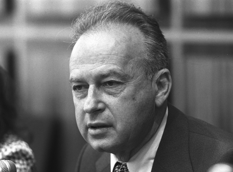  12. Ám sát Yitzhak Rabin (1995). Thủ tướng Israel Yitzhak Rabin bị ám sát bởi Yigal Amir, một người phản đối quá trình hòa bình với Palestine. Vụ ám sát này làm trầm trọng thêm tình hình căng thẳng giữa Israel và Palestine. Ảnh: Willy Brandt.